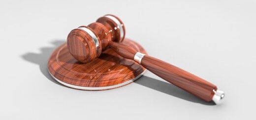 pylonas-tou-kratous-kai-tis-dimokratias-i-dikaiosyni