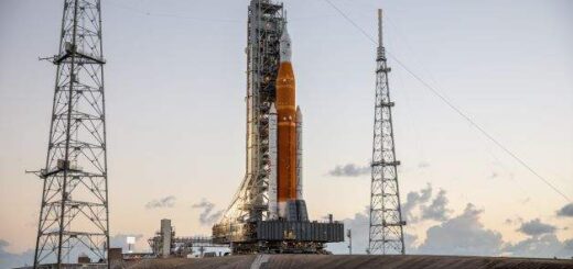 jpeg-optimizer-Artemis_I_rocket_with_Orion_and_European_Service_Module_on_the_launchpad