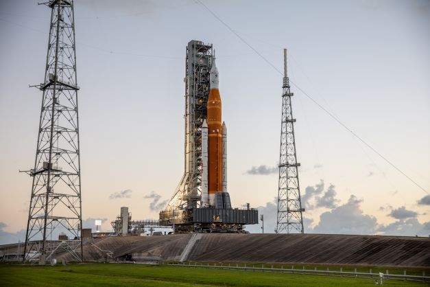 jpeg-optimizer-Artemis_I_rocket_with_Orion_and_European_Service_Module_on_the_launchpad