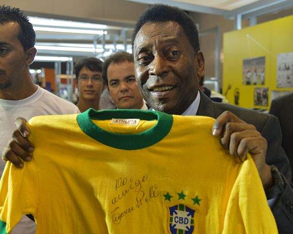 jpeg-optimizer-602px-Exposição_Brasil,_um_país,_um_mundo_-_Pelé_1