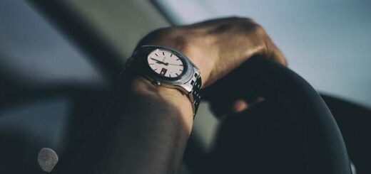 jpeg-optimizer-giati-orismena-atoma-eksakolouthoun-na-foroun-rologia-cheiros