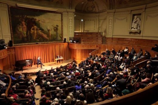 jpeg-optimizer_to-katamesto-amfifeatro- Richelieu-stin ekdilosi-gia-to-Gianni-Ritso