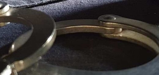 dietthnos-diokomenos-andras-gia-narkotika-synelifthi-sta-diavata