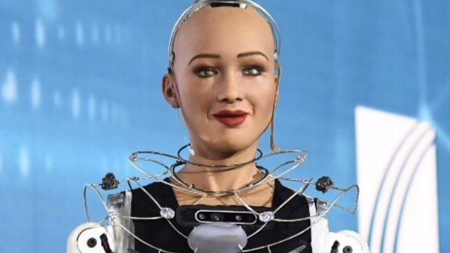 H-Sophia-the-Robot-erchetai-sti-Beyond-sti-thessaloniki