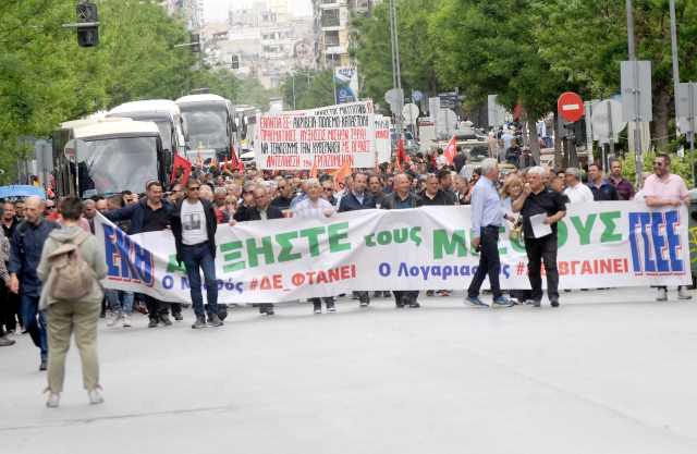 Στους κεντρικούς δρόμους της Θεσσαλονίκης «κατέβηκαν» την Τετάρτη 17 Απριλίου 2024 οι εργαζόμενοι και οι εργαζόμενες διεκδικώντας αυξήσεις μισθών διεκδικώντας αύξηση μισθών και την άμεση επαναφορά της εθνικής γενικής συλλογικής σύμβασης Εργασίας, με αφορμή τη σημερινή απεργιακή κινητοποίηση- συγκέντρωση της Γενικής Συνομοσπονδίας Εργατών Ελλάδας (ΓΣΕΕ) και του οικείου Εργατοϋπαλληλικού Κέντρου (ΕΚΘ).