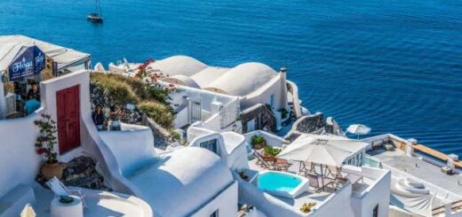 taxidi-en-plo-sti-Santorini-enas-mikros-odigos-gia-enoikiasi-skafous-sto-pio-omorfo-nisi-ton-kykladon