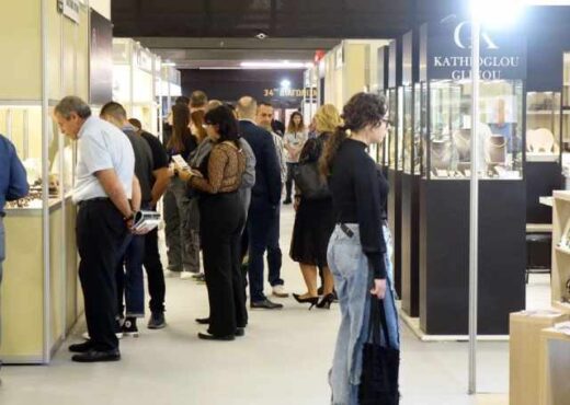 i-38i-Kosmima-erchetai-ananeomeni-kai-pio-diethnis