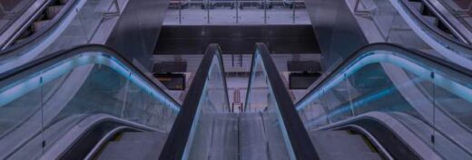 Parochi-Voitheias- apo-astynomikous-se-aniliki-sto-metro-thessalonikis