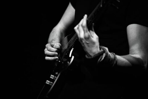 diochte-to-agchos-me-ti-dynami-tis-mousikis