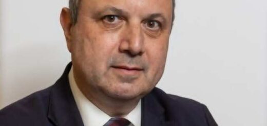 neos-pritanis-tou-apth-anadeichthike-o-kathigitis-kyriakos-anastasiadis