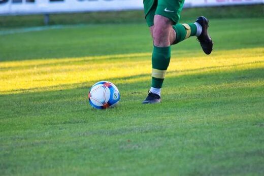 ekklisi-gia-dialogo-me-tous-nomimous-foreis-pou-dinoun-proteraiotita-stin-ygeia-ton-podosfairiston-apefthinei-i-FIFA