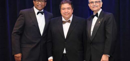 Stous-koryfaious-ekpaideftes-cheirourgon-pagkosmios-sygkatalegetai-o-kathigitis-tou-auth-georgios-tsoulfas