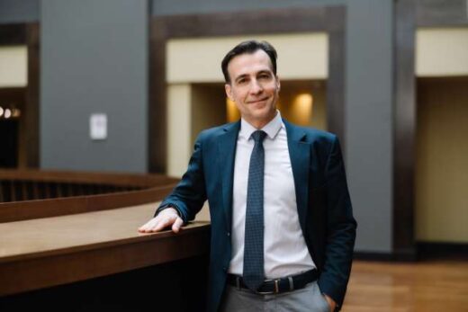 na-anaklithei-amesa-i-apofasi-gia-tin-apomakrynsi-tou-stolou-asthenoforon-tou-chamogelou-tou-paidiou-apo-to-Foinika