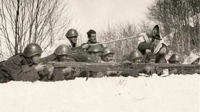 oi-syggeneis-ton-pesonton-kata-to-epos-1940-41-efcharistoun-ton-proedro-tis-dimokratias