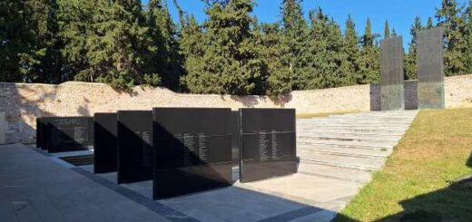 mnimeio-kirichthikan-oi-12-fotografies-ton-200-patrioton-pou-ektelestikan-sti-kaisariani