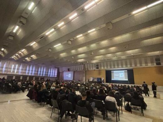 Septe i psifiaki paideia ton neon themelio gia ti kyvernoasfaleia