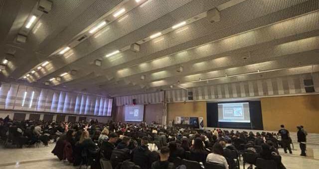 Septe i psifiaki paideia ton neon themelio gia ti kyvernoasfaleia